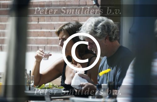 Amsterdam 12 september 2014
Astrid Joosten met (een) vriend op terras in Amsterdam zuid