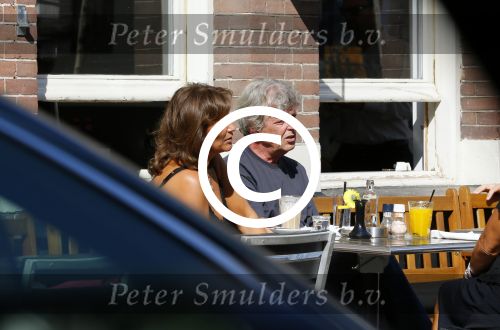 Amsterdam 12 september 2014
Astrid Joosten met (een) vriend op terras in Amsterdam zuid