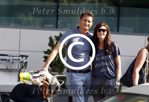 ibiza 4 september 2014
Diverse gasten voor het huwelijk van Wendy v Dijk en Erland Galjaard arriveren op het vliegveld van ibiza. Bert Habets met zijn vrouw
