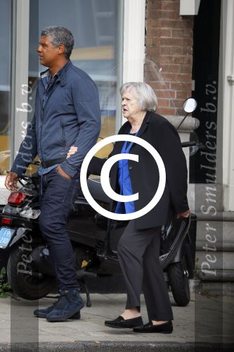 Amsterdam 11 september 2014
Frank Rijkaard met zijn moeder aan het wandelen