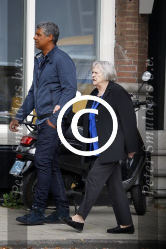 Amsterdam 11 september 2014
Frank Rijkaard met zijn moeder aan het wandelen