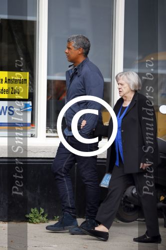 Amsterdam 11 september 2014
Frank Rijkaard met zijn moeder aan het wandelen