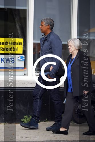 Amsterdam 11 september 2014
Frank Rijkaard met zijn moeder aan het wandelen