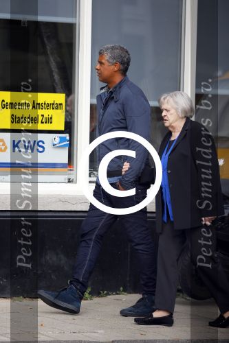 Amsterdam 11 september 2014
Frank Rijkaard met zijn moeder aan het wandelen