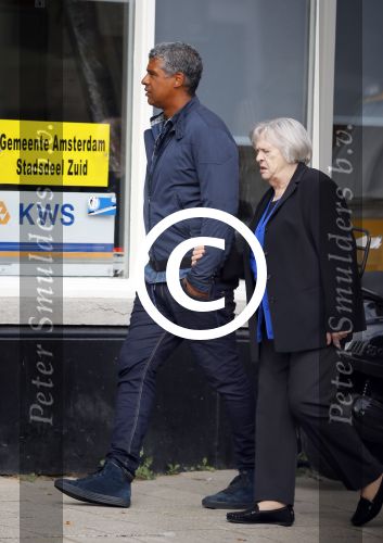 Amsterdam 11 september 2014
Frank Rijkaard met zijn moeder aan het wandelen