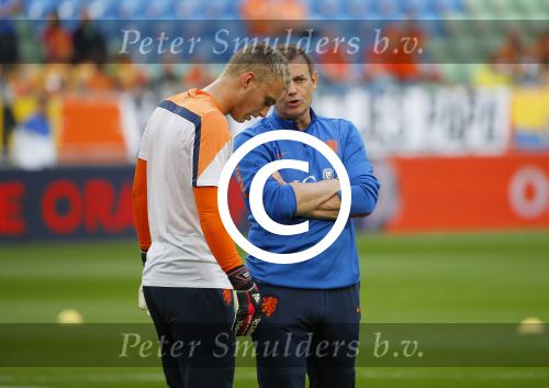 Amsterdam, 17 Mei 2014 Vriendschappelijke interland Nederland-Ecuador, eindstand 1-1
Frans Hoek in gesprek met Jasper Cillesen
Foto Peter Smulders BV
