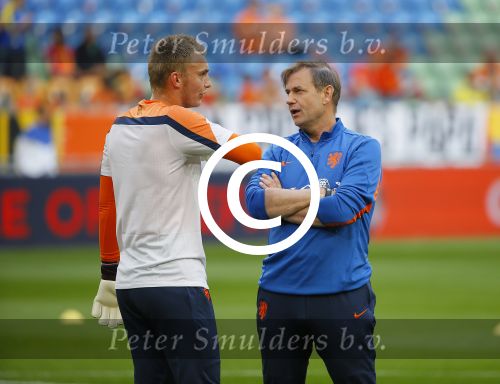 Amsterdam, 17 Mei 2014 Vriendschappelijke interland Nederland-Ecuador, eindstand 1-1
Frans Hoek in gesprek met Jasper Cillesen
Foto Peter Smulders BV