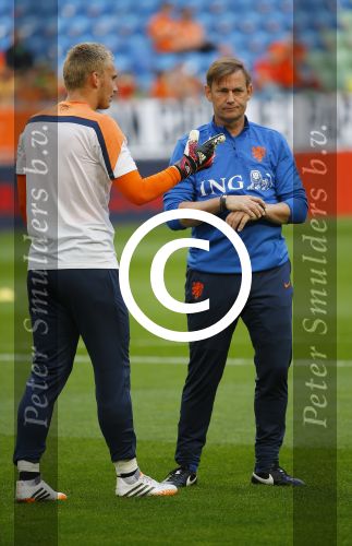 Amsterdam, 17 Mei 2014 Vriendschappelijke interland Nederland-Ecuador, eindstand 1-1
Frans Hoek in gesprek met Jasper Cillesen
Foto Peter Smulders BV