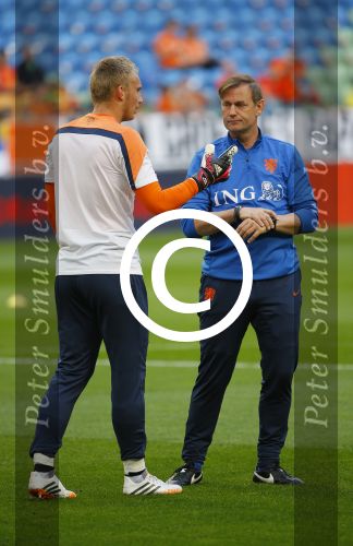Amsterdam, 17 Mei 2014 Vriendschappelijke interland Nederland-Ecuador, eindstand 1-1
Frans Hoek in gesprek met Jasper Cillesen
Foto Peter Smulders BV