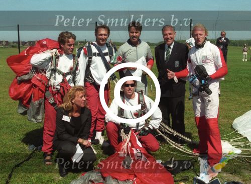 Texel, 13 Juni 1997
Guus Hiddink opent de golfbaan op Texel door spectaculair via een parachute te springen.
Foto Peter Smulders BV