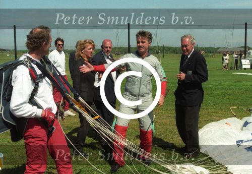 Texel, 13 Juni 1997
Guus Hiddink opent de golfbaan op Texel door spectaculair via een parachute te springen.
Foto Peter Smulders BV