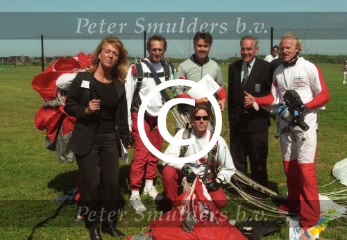 Texel, 13 Juni 1997
Guus Hiddink opent de golfbaan op Texel door spectaculair via een parachute te springen.
Foto Peter Smulders BV