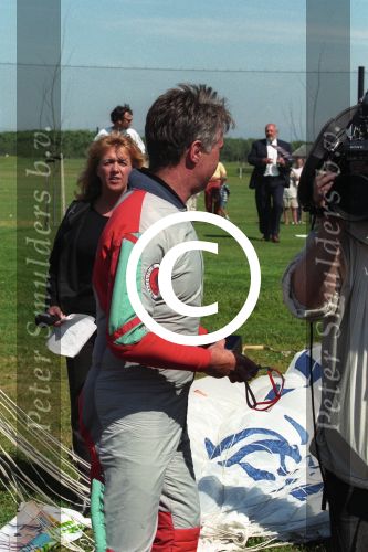 Texel, 13 Juni 1997
Guus Hiddink opent de golfbaan op Texel door spectaculair via een parachute te springen.
Foto Peter Smulders BV