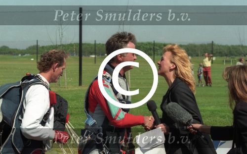 Texel, 13 Juni 1997
Guus Hiddink opent de golfbaan op Texel door spectaculair via een parachute te springen.
Foto Peter Smulders BV