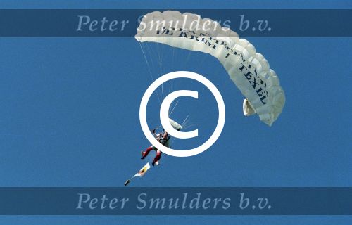 Texel, 13 Juni 1997
Guus Hiddink opent de golfbaan op Texel door spectaculair via een parachute te springen.
Foto Peter Smulders BV