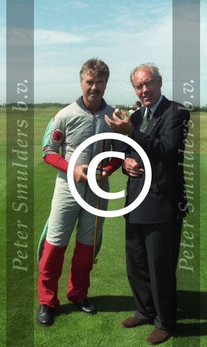 Texel, 13 Juni 1997
Guus Hiddink opent de golfbaan op Texel door spectaculair via een parachute te springen.
Foto Peter Smulders BV