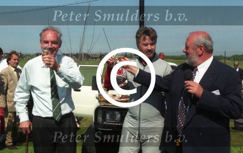 Texel, 13 Juni 1997
Guus Hiddink opent de golfbaan op Texel door spectaculair via een parachute te springen.
Foto Peter Smulders BV
