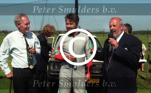 Texel, 13 Juni 1997
Guus Hiddink opent de golfbaan op Texel door spectaculair via een parachute te springen.
Foto Peter Smulders BV