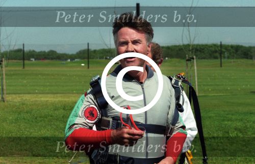 Texel, 13 Juni 1997
Guus Hiddink opent de golfbaan op Texel door spectaculair via een parachute te springen.
Foto Peter Smulders BV