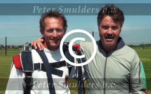 Texel, 13 Juni 1997
Guus Hiddink opent de golfbaan op Texel door spectaculair via een parachute te springen.
Foto Peter Smulders BV