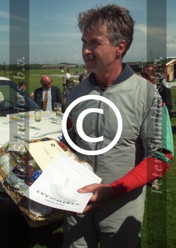 Texel, 13 Juni 1997
Guus Hiddink opent de golfbaan op Texel door spectaculair via een parachute te springen.
Foto Peter Smulders BV