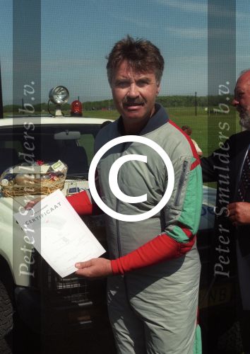 Texel, 13 Juni 1997
Guus Hiddink opent de golfbaan op Texel door spectaculair via een parachute te springen.
Foto Peter Smulders BV