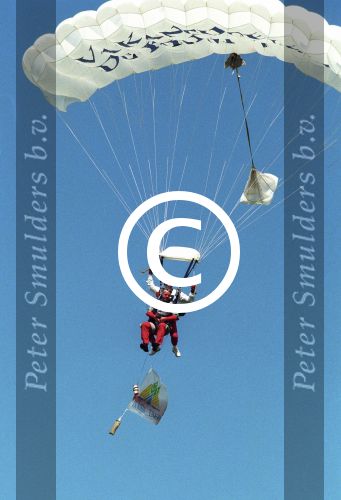 Texel, 13 Juni 1997
Opening Golfbaan Texel
Guus Hiddink springt met parachute voor de opening.
Foto Peter Smulders