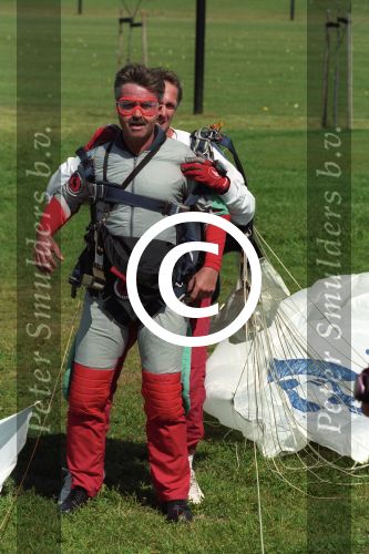 Texel, 13 Juni 1997
Opening Golfbaan Texel
Guus Hiddink springt met parachute voor de opening.
Foto Peter Smulders