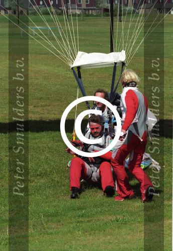 Texel, 13 Juni 1997
Opening Golfbaan Texel
Guus Hiddink springt met parachute voor de opening.
Foto Peter Smulders