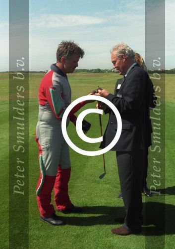 Texel, 13 Juni 1997
Opening Golfbaan Texel
Guus Hiddink springt met parachute voor de opening.
Foto Peter Smulders