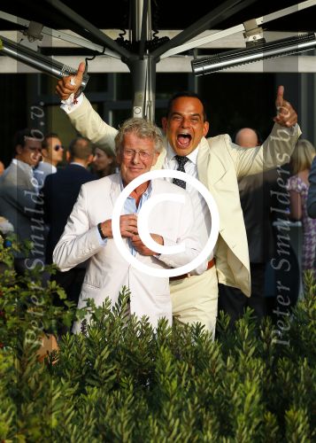 Amstelveen 15 september 2014
Patty Brard en Antoine van de Vijver trouwen bij restaurant aan de Poel in Amstelveen. Ze kwamen er met een boot aanvaren.