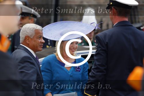 Den Haag 16 september 2014
Prinsjesdag met oa Koning Willem Alexander Koningin Maxima prinses Laurentien en prins Constantijn. Gouden Koets op het binnenhof. Jet Bussemaker met man