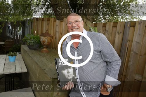 Vinkeveen 9 september 2014
Presentatie Andre Hazes boek geschreven door Jos v Zoelen. Eerste boek wordt uitgerekt door Andy v d Meyde in de plashoeve.