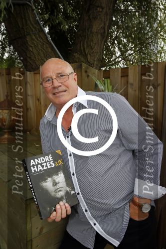 Vinkeveen 9 september 2014
Presentatie Andre Hazes boek geschreven door Jos v Zoelen. Eerste boek wordt uitgerekt door Andy v d Meyde in de plashoeve.