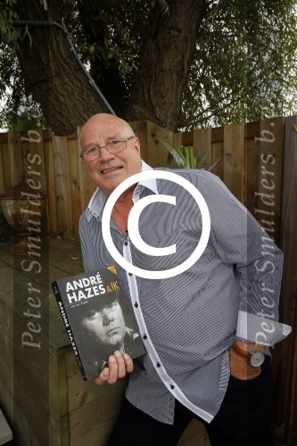 Vinkeveen 9 september 2014
Presentatie Andre Hazes boek geschreven door Jos v Zoelen. Eerste boek wordt uitgerekt door Andy v d Meyde in de plashoeve.