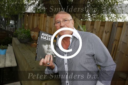 Vinkeveen 9 september 2014
Presentatie Andre Hazes boek geschreven door Jos v Zoelen. Eerste boek wordt uitgerekt door Andy v d Meyde in de plashoeve.