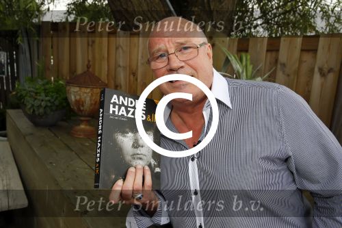 Vinkeveen 9 september 2014
Presentatie Andre Hazes boek geschreven door Jos v Zoelen. Eerste boek wordt uitgerekt door Andy v d Meyde in de plashoeve.