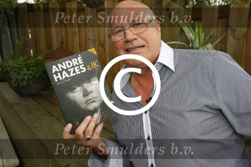 Vinkeveen 9 september 2014
Presentatie Andre Hazes boek geschreven door Jos v Zoelen. Eerste boek wordt uitgerekt door Andy v d Meyde in de plashoeve.