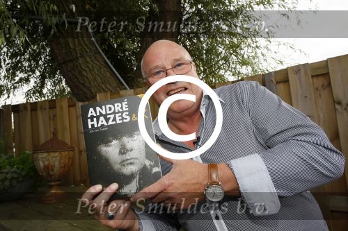 Vinkeveen 9 september 2014
Presentatie Andre Hazes boek geschreven door Jos v Zoelen. Eerste boek wordt uitgerekt door Andy v d Meyde in de plashoeve.