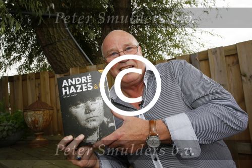 Vinkeveen 9 september 2014
Presentatie Andre Hazes boek geschreven door Jos v Zoelen. Eerste boek wordt uitgerekt door Andy v d Meyde in de plashoeve.