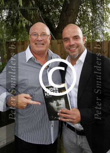 Vinkeveen 9 september 2014
Presentatie Andre Hazes boek geschreven door Jos v Zoelen. Eerste boek wordt uitgerekt door Andy v d Meyde in de plashoeve.