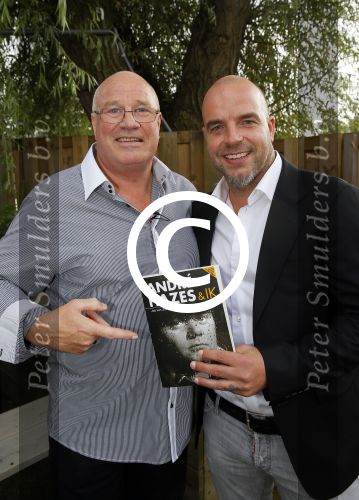 Vinkeveen 9 september 2014
Presentatie Andre Hazes boek geschreven door Jos v Zoelen. Eerste boek wordt uitgerekt door Andy v d Meyde in de plashoeve.