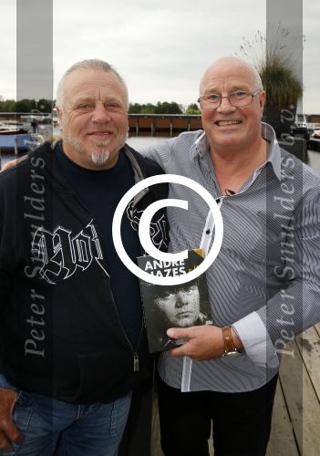 Vinkeveen 9 september 2014
Presentatie Andre Hazes boek geschreven door Jos v Zoelen. Eerste boek wordt uitgerekt door Andy v d Meyde in de plashoeve.