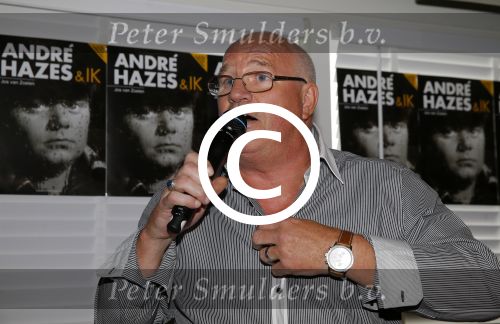 Vinkeveen 9 september 2014
Presentatie Andre Hazes boek geschreven door Jos v Zoelen. Eerste boek wordt uitgerekt door Andy v d Meyde in de plashoeve.