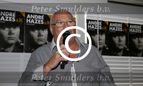 Vinkeveen 9 september 2014
Presentatie Andre Hazes boek geschreven door Jos v Zoelen. Eerste boek wordt uitgerekt door Andy v d Meyde in de plashoeve.