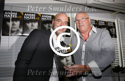 Vinkeveen 9 september 2014
Presentatie Andre Hazes boek geschreven door Jos v Zoelen. Eerste boek wordt uitgerekt door Andy v d Meyde in de plashoeve.