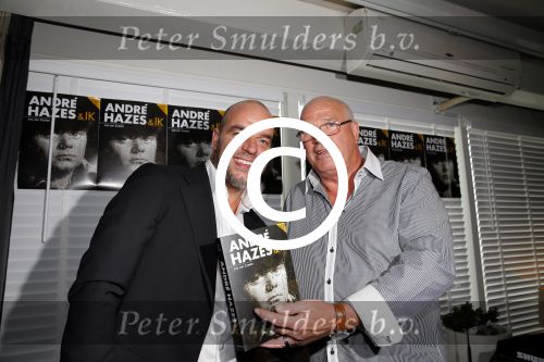 Vinkeveen 9 september 2014
Presentatie Andre Hazes boek geschreven door Jos v Zoelen. Eerste boek wordt uitgerekt door Andy v d Meyde in de plashoeve.