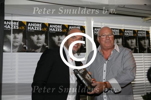 Vinkeveen 9 september 2014
Presentatie Andre Hazes boek geschreven door Jos v Zoelen. Eerste boek wordt uitgerekt door Andy v d Meyde in de plashoeve.