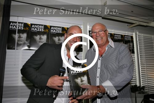 Vinkeveen 9 september 2014
Presentatie Andre Hazes boek geschreven door Jos v Zoelen. Eerste boek wordt uitgerekt door Andy v d Meyde in de plashoeve.