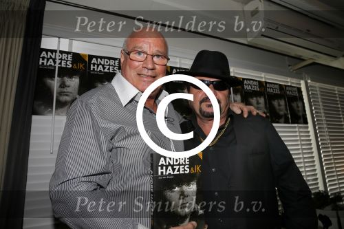 Vinkeveen 9 september 2014
Presentatie Andre Hazes boek geschreven door Jos v Zoelen. Eerste boek wordt uitgerekt door Andy v d Meyde in de plashoeve.